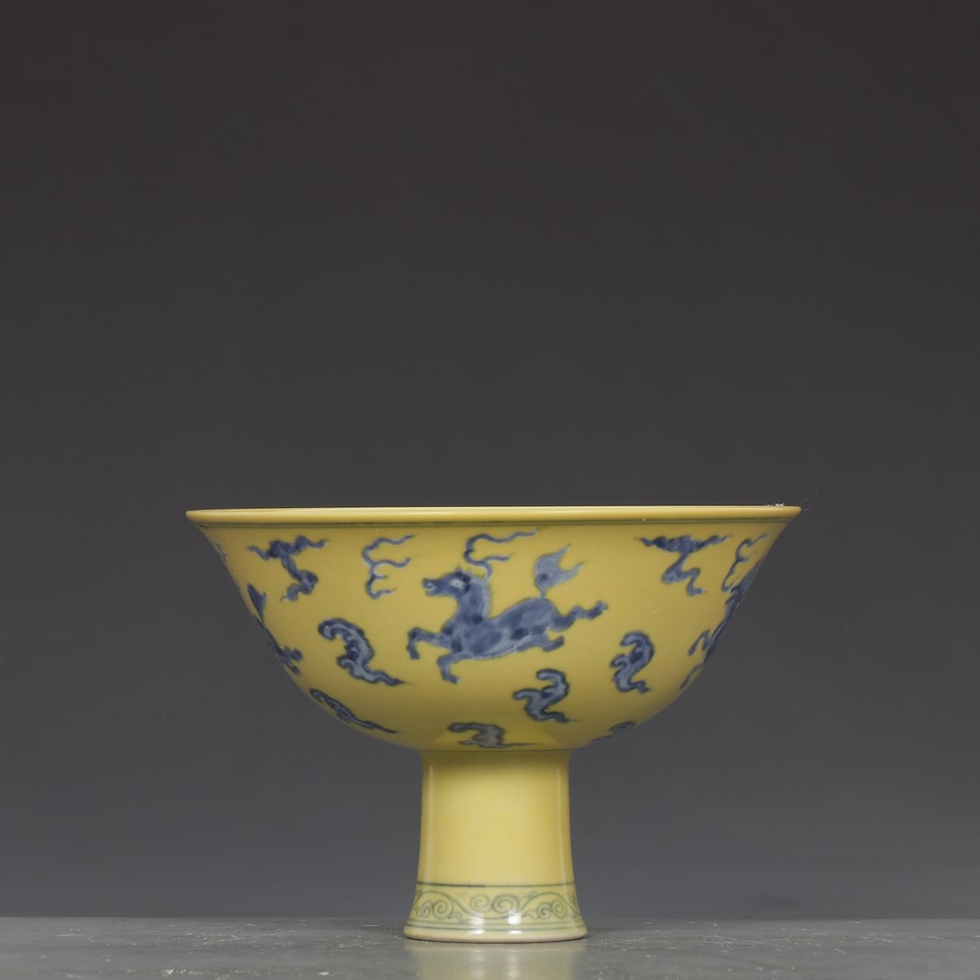 A yellow blue and white Pegasus pattern goblet made in the Chenghua year of the Ming Dynasty: Ming Dynasty Chenghua year yellow blue and white Pegasus pattern goblet Size:H:11cm Calibre:16cm (The Dimensions Of All Batches Are Manually Measured.If You Need More Detailed Information, Please Cont