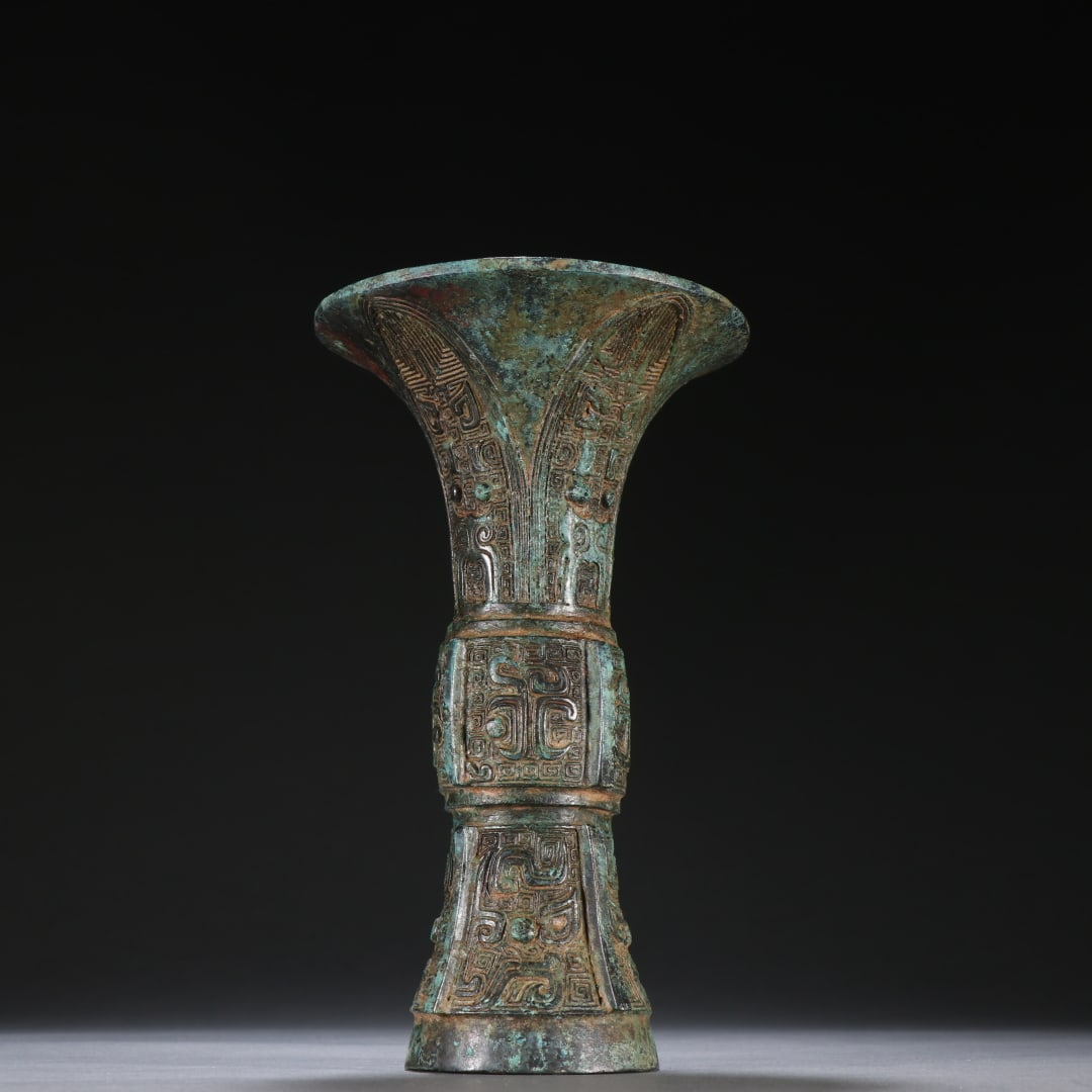 A fine bronze flower cup: Exquisite bronze flower cups Size:H:17.3cm W:10cm W:726g (The Dimensions Of All Batches Are Manually Measured.If You Need More Detailed Information, Please Contact Our Customer Service Before Bidding.