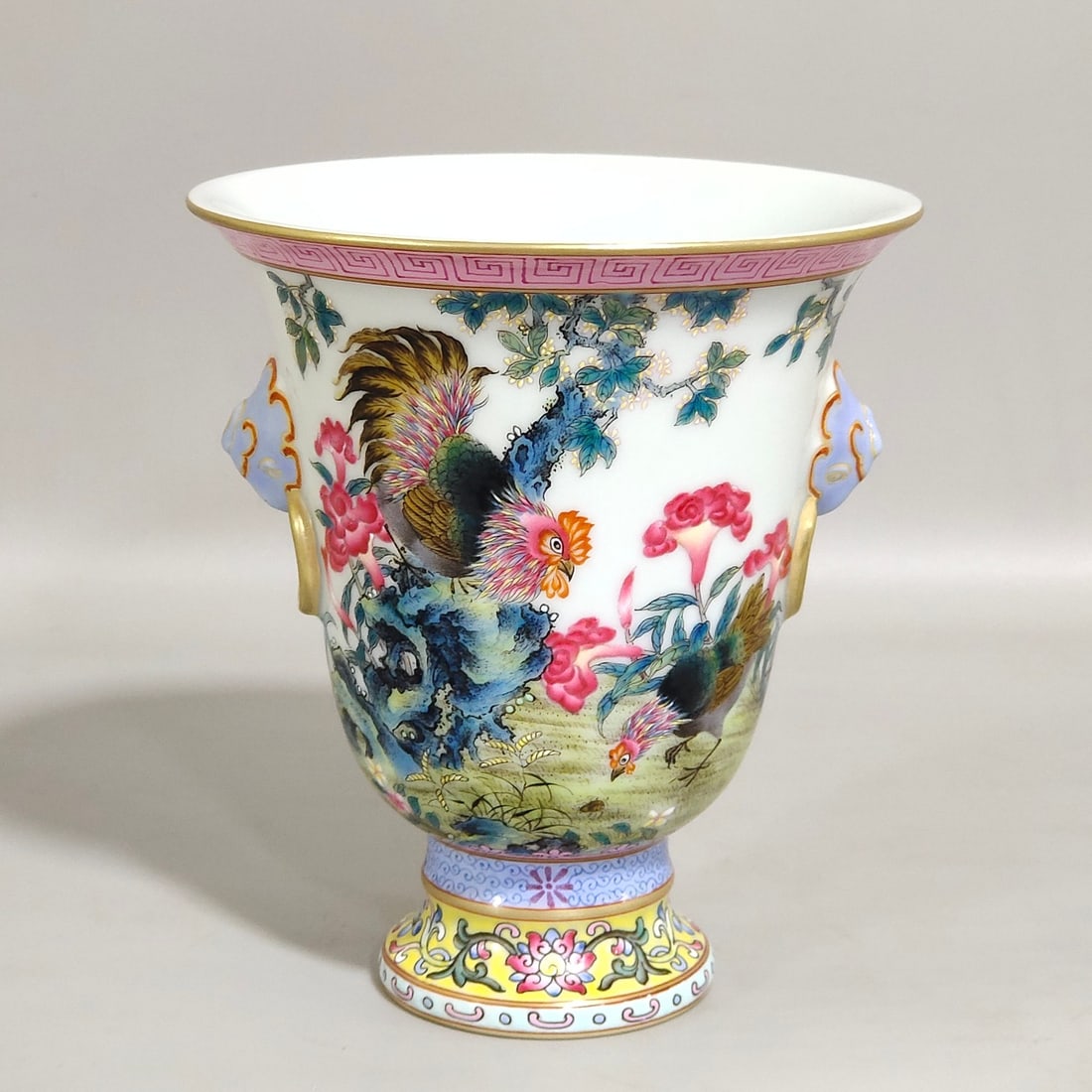 A tall amphora cup with a poem of great luck and great fortune in the Qianlong era of the Qing: The Qing Dynasty's Qianlong year system is a great fortune and great fortune inscription poem high-footed amphora Size:H:11.7cm Calibre:10.2cm (The Dimensions Of All Batches Are Manually Measured.If Y