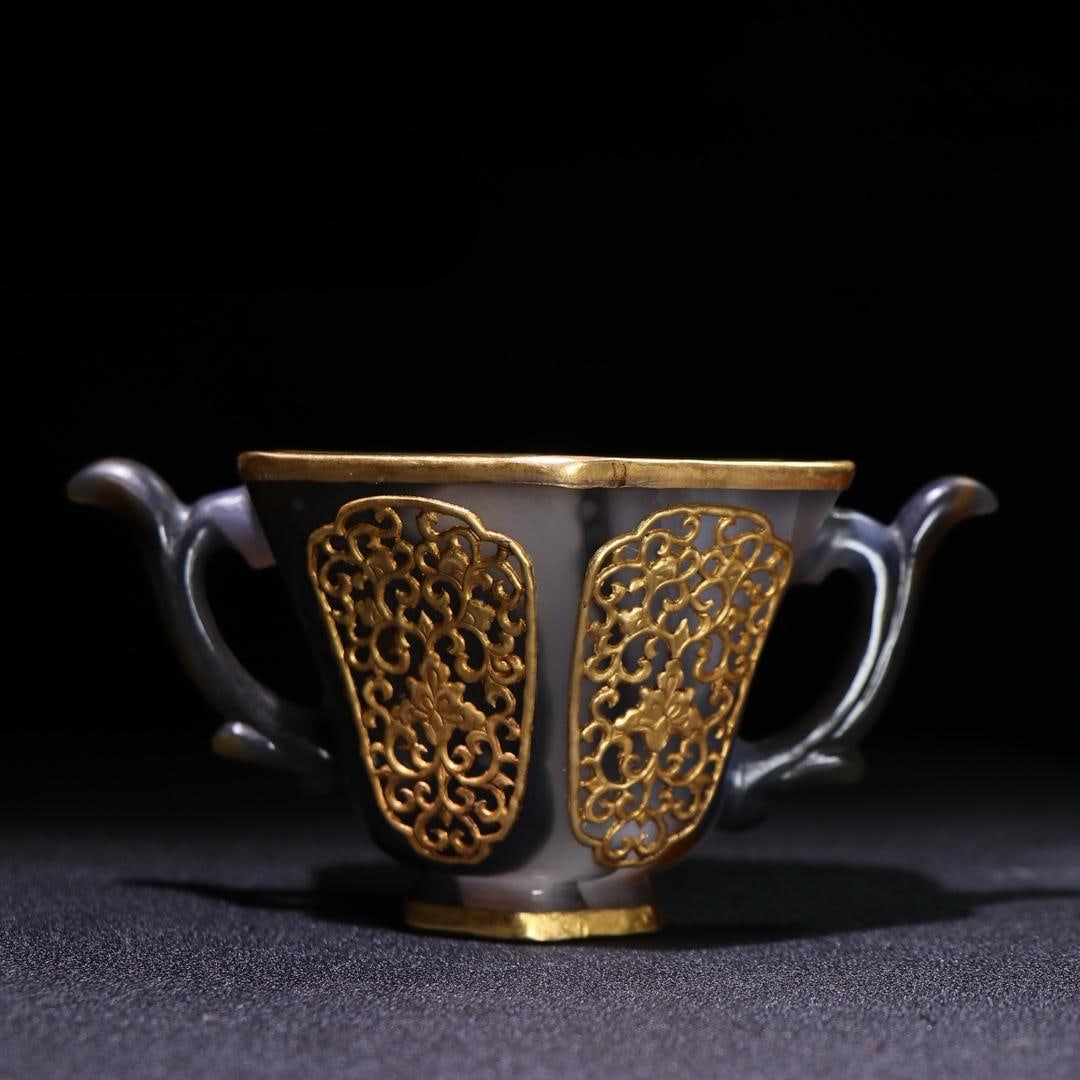 A fine old onyx gilt lien-inlaid amphora: Exquisite old onyx gilt branch inlaid amphora Size:150x103x75mm W:252g (The Dimensions Of All Batches Are Manually Measured.If You Need More Detailed Information, Please Contact Our Customer Service B