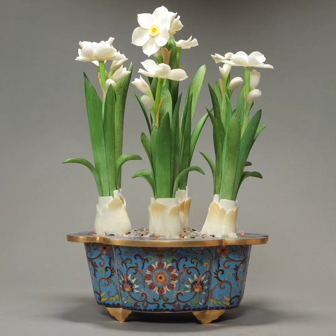 A fine bone carving daffodil carving: Exquisite bone carving daffodil carving Size:H:35cm W:23cm (The Dimensions Of All Batches Are Manually Measured.If You Need More Detailed Information, Please Contact Our Customer Service Before Biddin