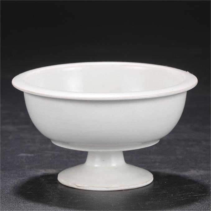 A white-glazed goblet from the Xing kiln in the Tang Dynasty: The white-glazed goblet of the Xing kiln in the Tang Dynasty Size:H:5.5cm Calibre:10cm (The Dimensions Of All Batches Are Manually Measured.If You Need More Detailed Information, Please Contact Our Cu