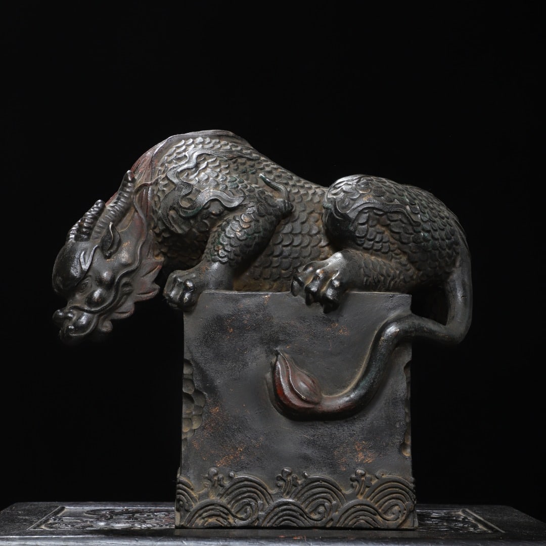 A beautiful copper gold absorbent beast ornament: Exquisite copper gold absorbent beast ornament Size:H:29cm W:33cm T:17cm W:8.05kg (The Dimensions Of All Batches Are Manually Measured.If You Need More Detailed Information, Please Contact Our Custome