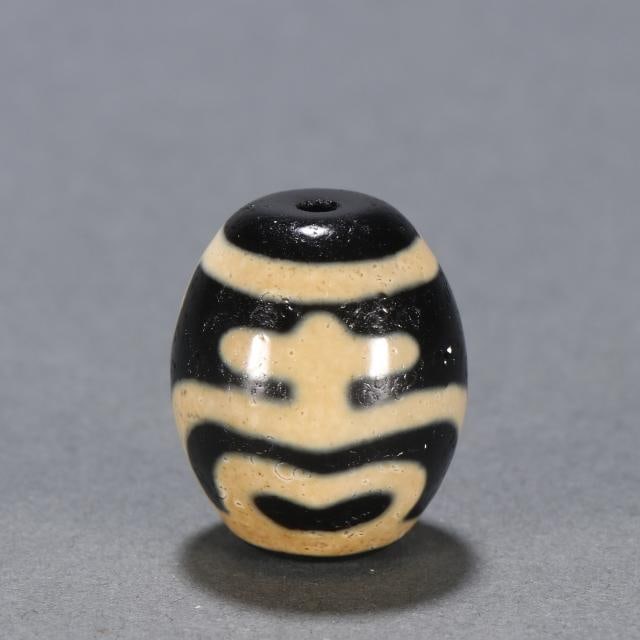 A treasure vase of the Qing Dynasty, the God of Wealth, Dzi (1 of 9)