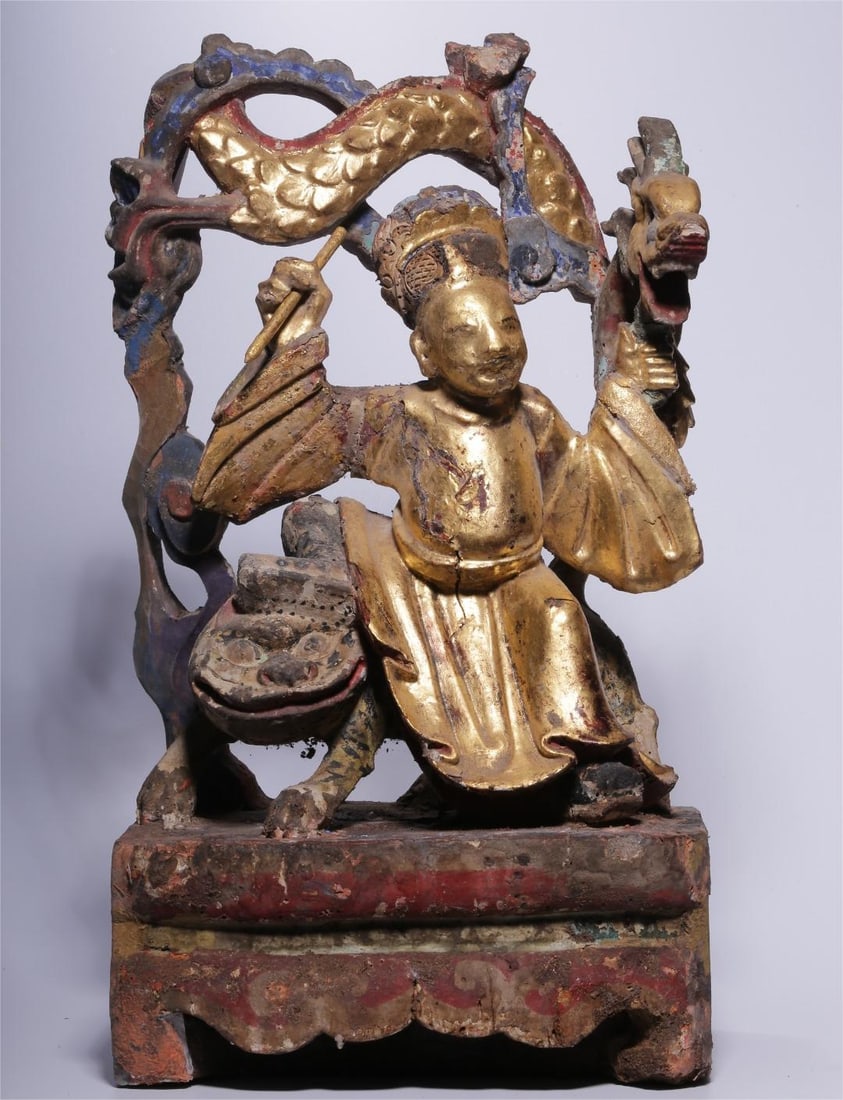 A wooden carving and gold statue of the Bodhisattva of the Qing Dynasty (1 of 10)