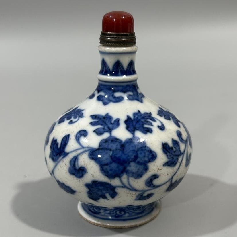 A blue and white entwined lotus snuff bottle made in the Yongzheng era of the Qing Dynasty (1 of 7)