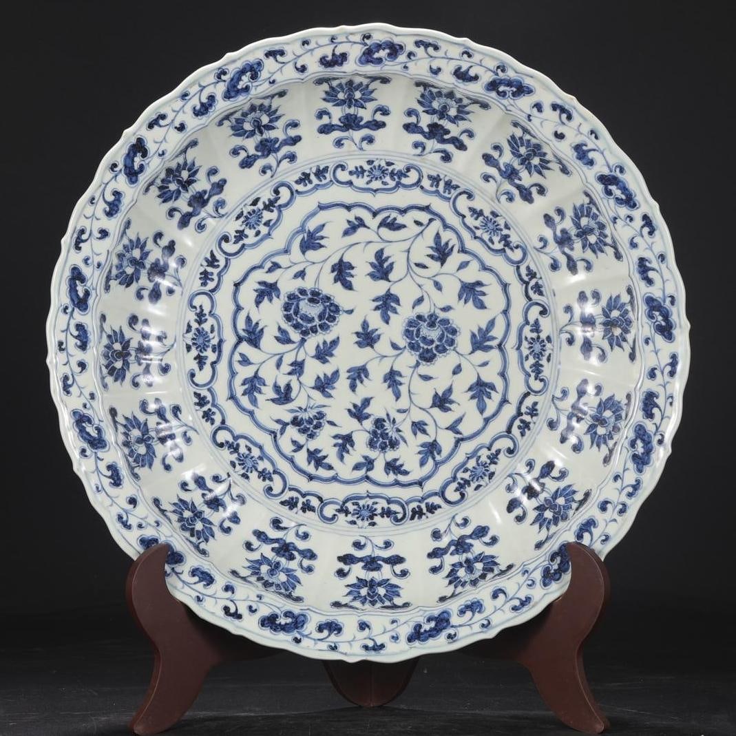 A large plate of blue and white entwined floral patterns made in the Hongwu period of the Ming: The blue and white entwined floral pattern of the Ming Dynasty Hongwu year is a large plate with melon edges and edges Size:H:7.5cm D:45cm (The Dimensions Of All Batches Are Manually Measured.If You N