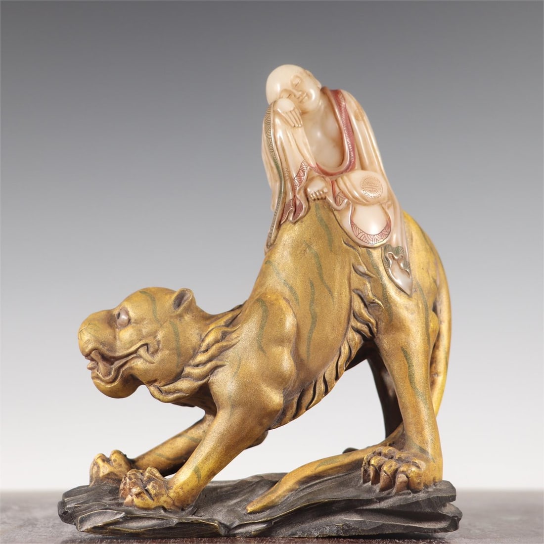 A beautiful Shoushan stone Fuhu Arhat paperweight study ornament: Exquisite Shoushan stone Fuhu Arhat paperweight study ornament Size:15.5x6.5x19.5cm W:1267g (The Dimensions Of All Batches Are Manually Measured.If You Need More Detailed Information, Please Contact O