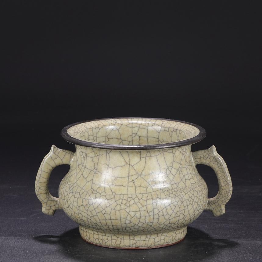 A beige glaze silver mouth court elephant ear furnace washed by the Song Dynasty Ge kiln (1 of 9)
