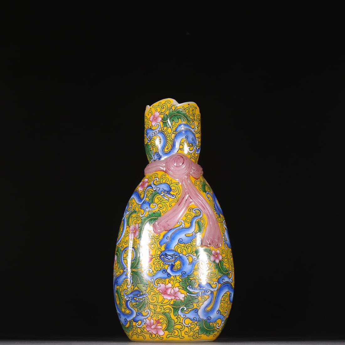 A Qing Dynasty painted enamel dragon pattern baggage bottle (1 of 9)