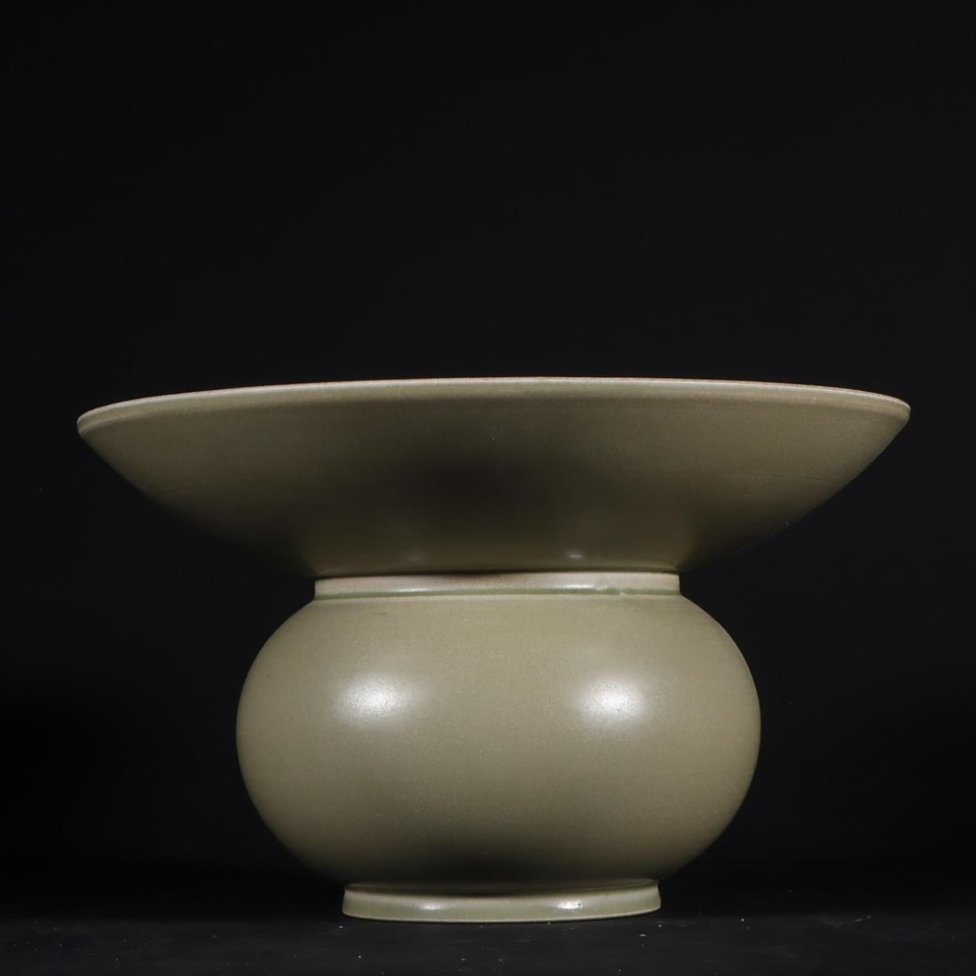 A secret color celadon dragon pattern slag bucket of the Tang Dynasty Yue kiln: The secret color celadon dragon pattern slag bucket of the Yue kiln in the Tang Dynasty H:11cm W:20cm (The Dimensions Of All Batches Are Manually Measured.If You Need More Detailed Information, Please