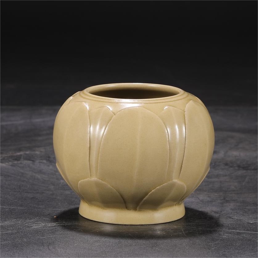 A secret color celadon carved lotus petal jar from the Yue kiln in the Tang Dynasty: The secret color celadon carved lotus petal jar of the Yue kiln in the Tang Dynasty Size:H:8.2cm Calibre:6cm D:10cm (The Dimensions Of All Batches Are Manually Measured.If You Need More Detailed Infor