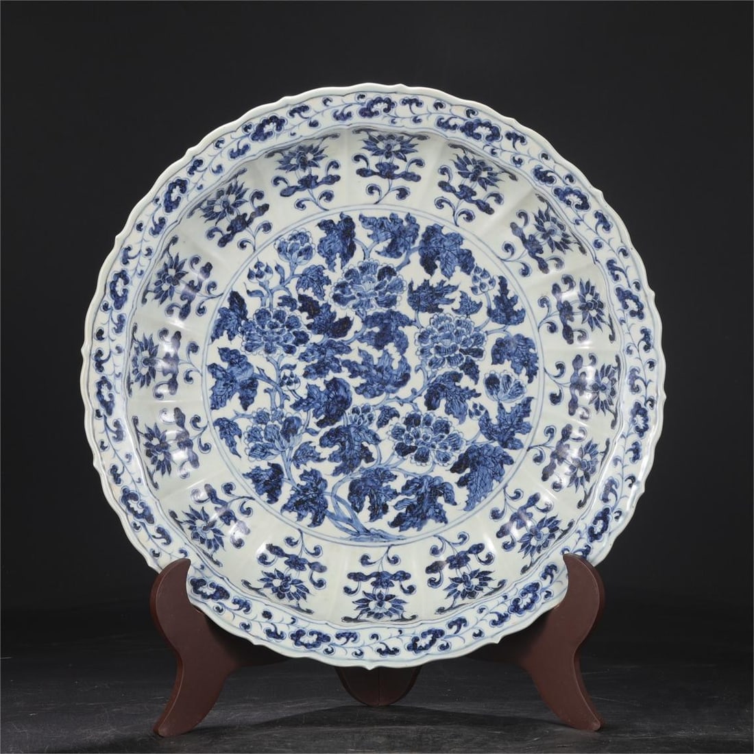 A large plate of blue and white entwined floral patterns made in the Hongwu period of the Ming: The blue and white entwined floral pattern of the Ming Dynasty Hongwu year is a large plate with melon edges and edges Size:H:7.5cm D:43cm (The Dimensions Of All Batches Are Manually Measured.If You N