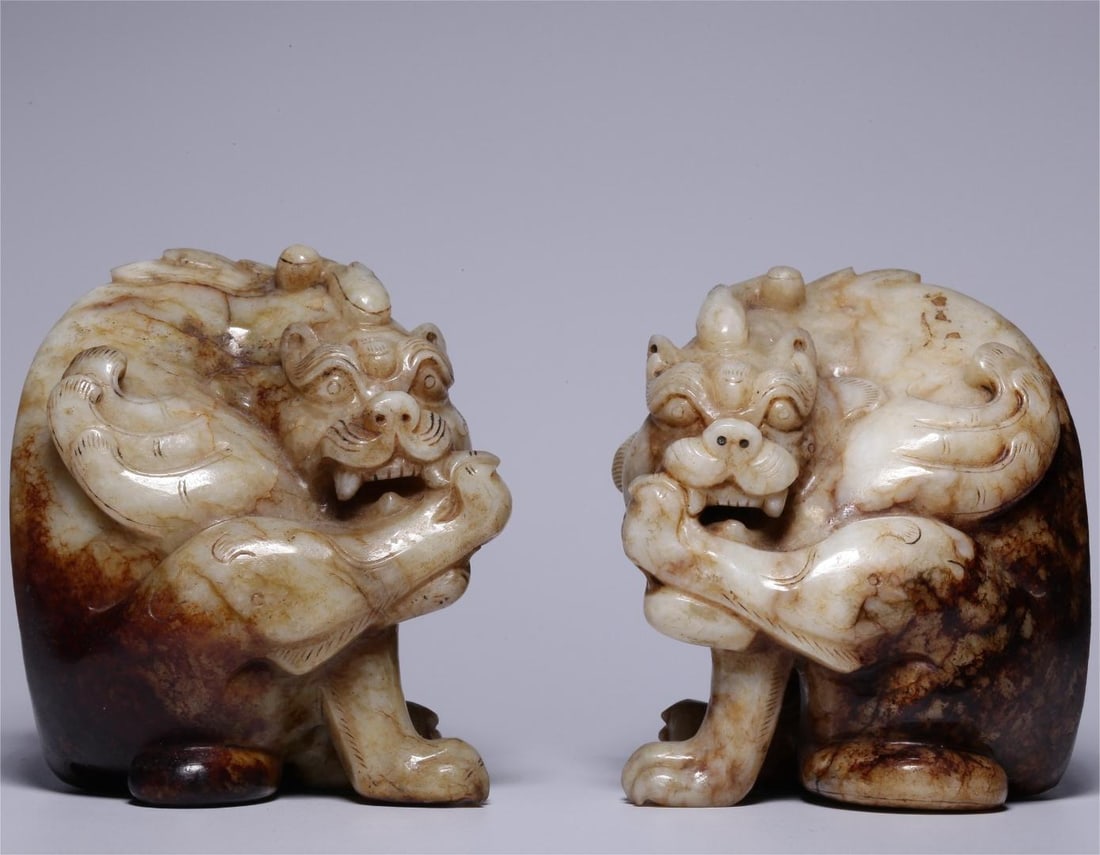 A pair of exquisite ancient jade with a biting leg beast paperweight ornament: Exquisite ancient jade belt biting leg beast paperweight ornament H:8cm L:8cm W:7cm W:1063g (The Dimensions Of All Batches Are Manually Measured.If You Need More Detailed Information, Please Contact O