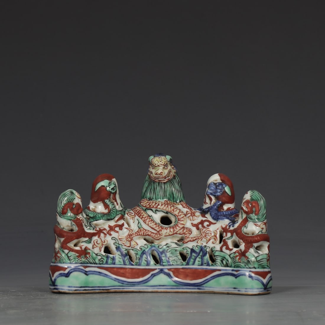A colorful dragon pattern pen holder made in the Ming Dynasty (1 of 9)