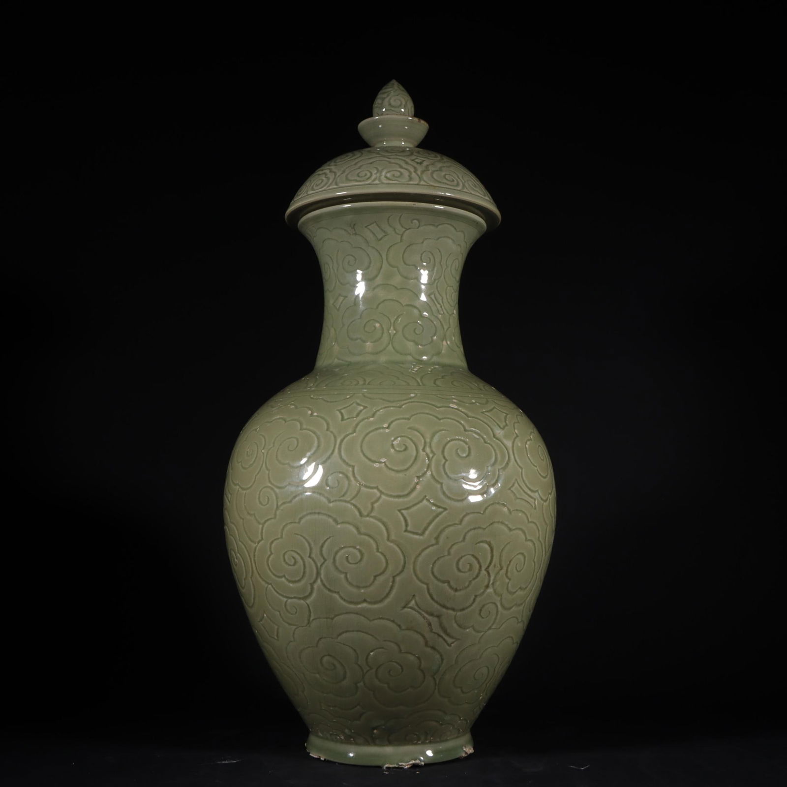 A secret color celadon cloud pattern of the Yue kiln in the Tang Dynasty: The secret color of the Yue kiln in the Tang Dynasty is covered with a clay statue H:46.5cm W:22cm (The Dimensions Of All Batches Are Manually Measured.If You Need More Detailed Information, Please Co
