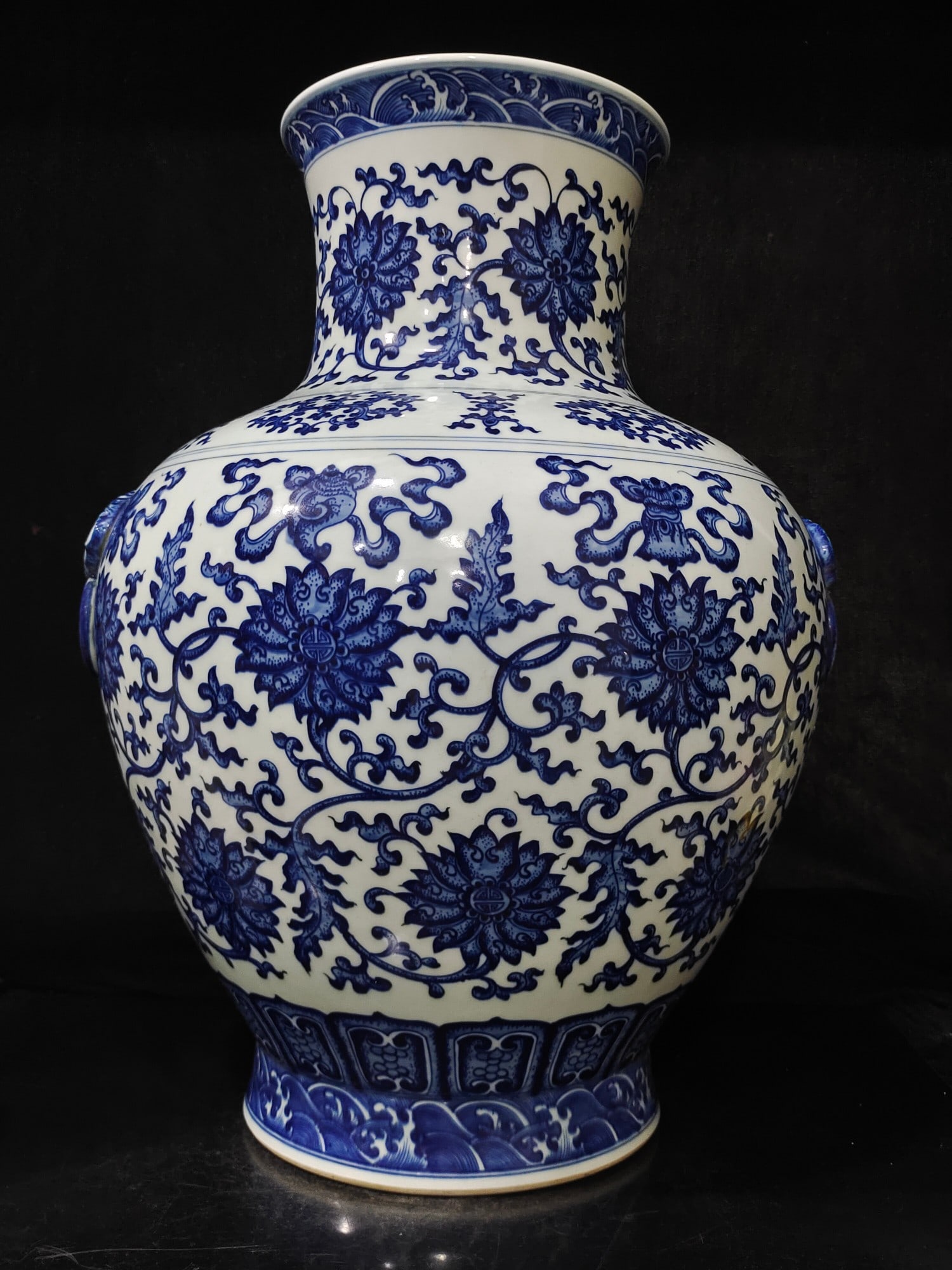 A blue and white entwined lotus amphora made in the Qing Dynasty: Qing Dynasty Qiannian blue and white entwined lotus amphorae H:54cm Belly diameter:44cm Calibre:21cm (The Dimensions Of All Batches Are Manually Measured.If You Need More Detailed Information, Please