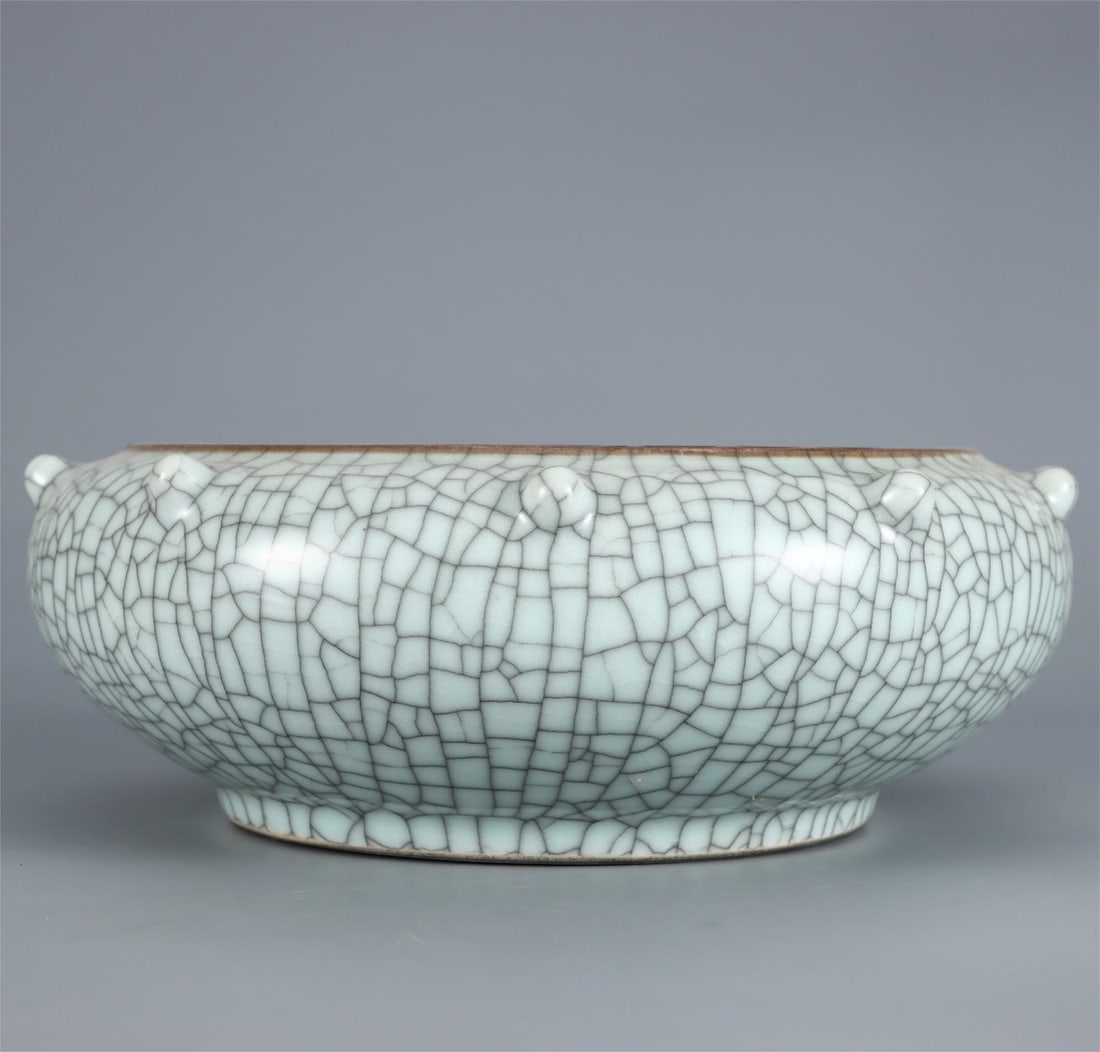 A piece of Song Dynasty Ge kiln glazed drum nail pattern washed: The glazed drum nail pattern of the Song Dynasty Ge kiln is washed Size:Calibre:12cm H:5cm (The Dimensions Of All Batches Are Manually Measured.If You Need More Detailed Information, Please Contact Ou