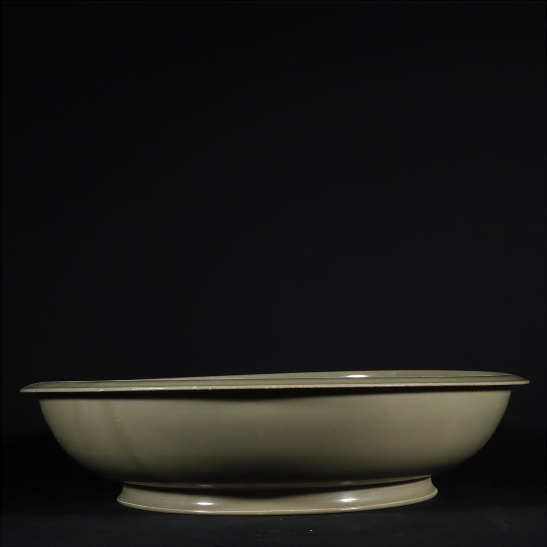 A secret-colored celadon plate from the Yue kiln in the Tang Dynasty: The secret color celadon plate of the Yue kiln in the Tang Dynasty H:7.5cm W:31.5cm (The Dimensions Of All Batches Are Manually Measured.If You Need More Detailed Information, Please Contact Our Custo