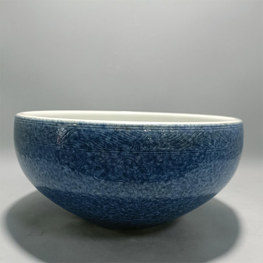 A blue glaze made in the Xuande period of the Ming Dynasty is secretly engraved with intertwined (1 of 9)