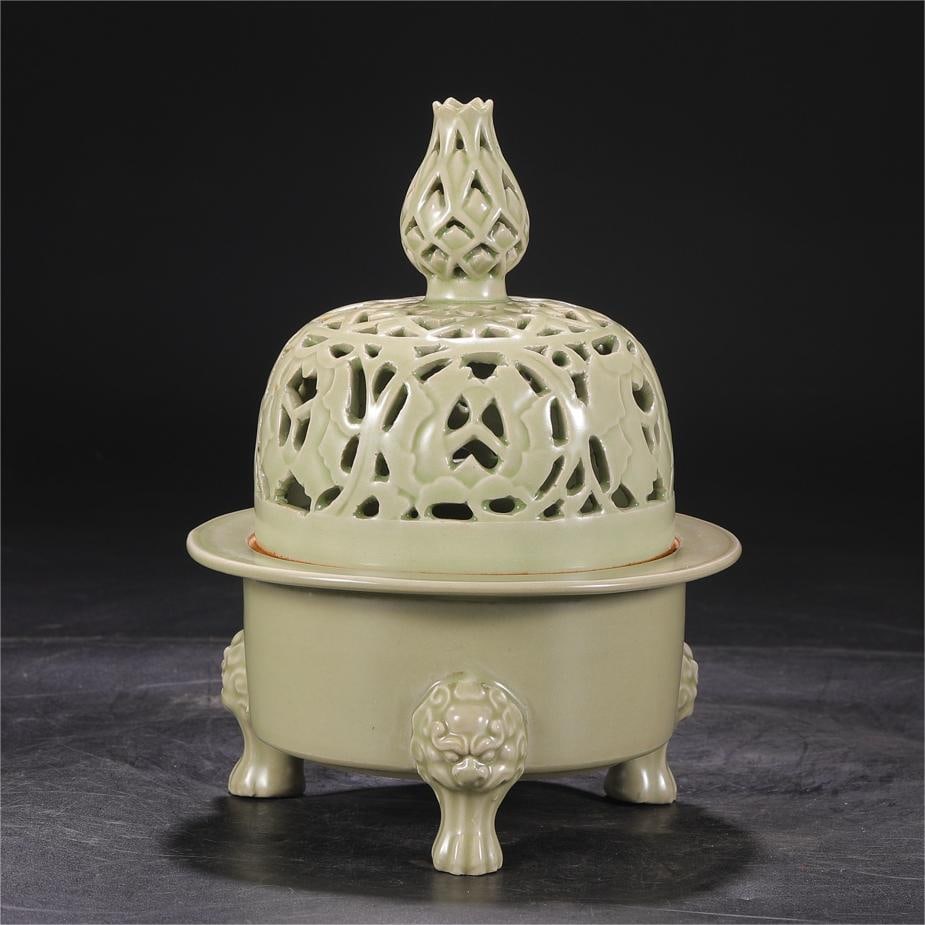 A secret-color celadon hollow entwined flower pattern lid jar smoker of the Tang Dynasty Yue kiln: The secret color celadon hollow entwined flower pattern lid jar of the Tang Dynasty Yue kiln smoker Size:H:22.5cm Calibre:11cm D:16.5cm (The Dimensions Of All Batches Are Manually Measured.If You Need