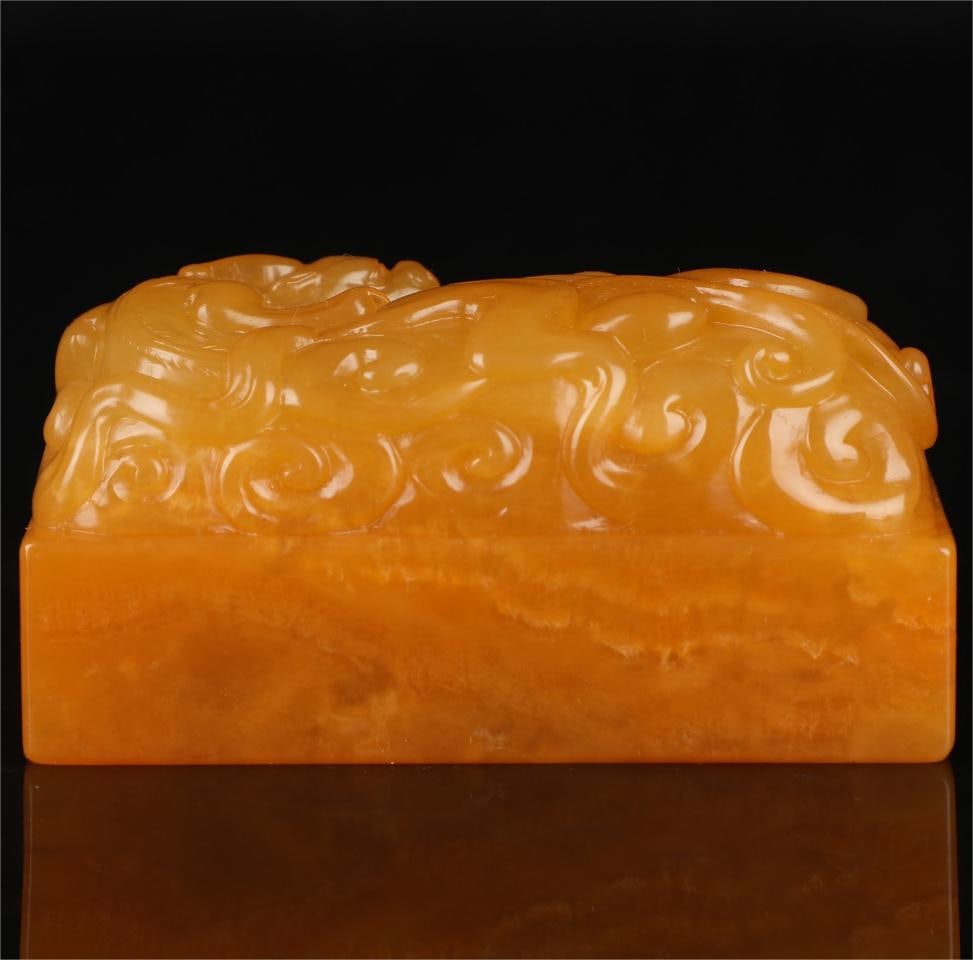 A Qianlong period of the Qing Dynasty Shoushan Tian Huangshi carved dragon paperweight: Qing Dynasty Qianlong year Shoushantian Huangshi carved dragon paperweight Size:W:177g H:3.5cm W:7cm (The Dimensions Of All Batches Are Manually Measured.If You Need More Detailed Information, Please