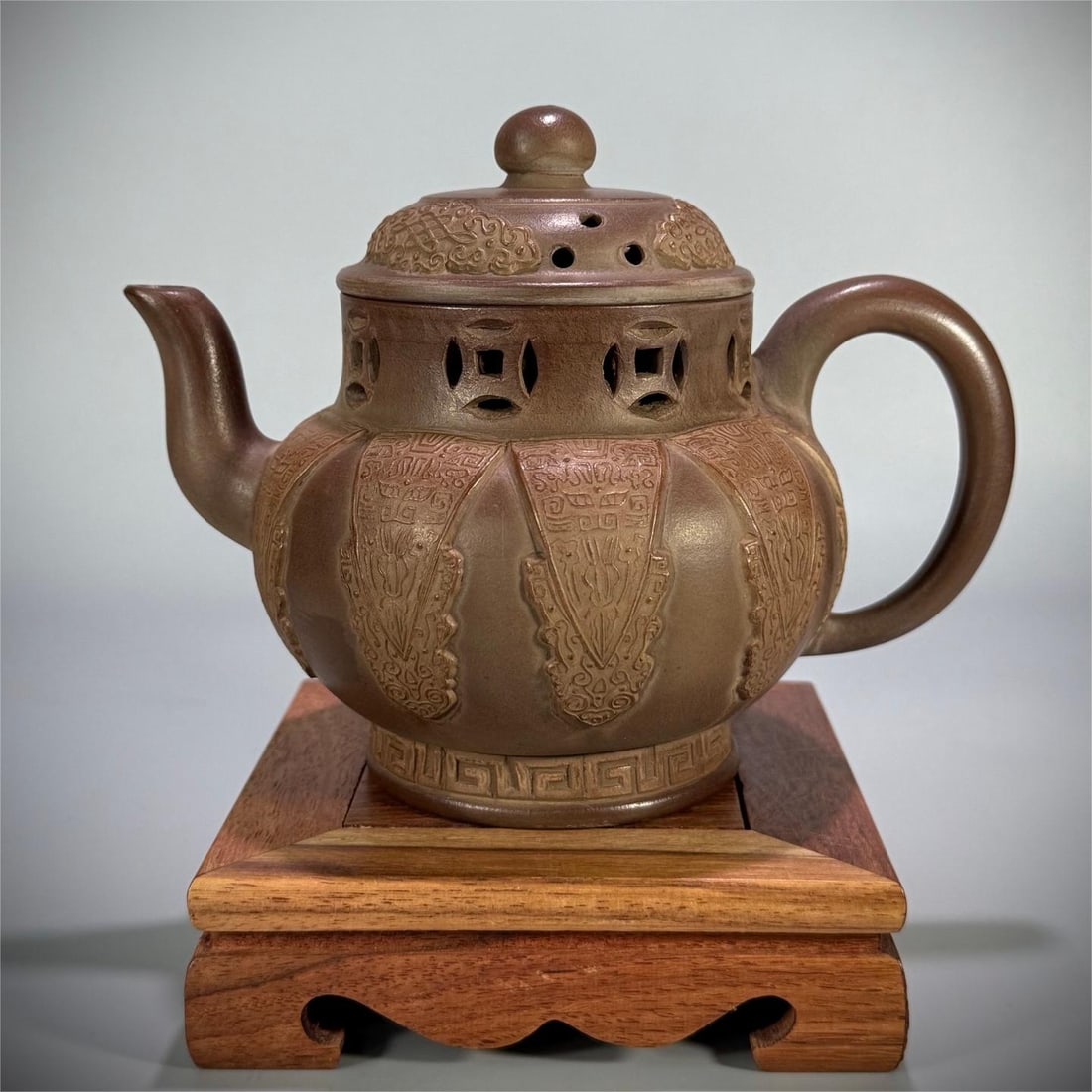 A beautiful patch of openwork palace lamppot linen pattern: Exquisite pastor hollow palace lamp pot linen pattern Size:17.2×11.1×12.8cm W:494g (The Dimensions Of All Batches Are Manually Measured.If You Need More Detailed Information, Please Contact Our Cust