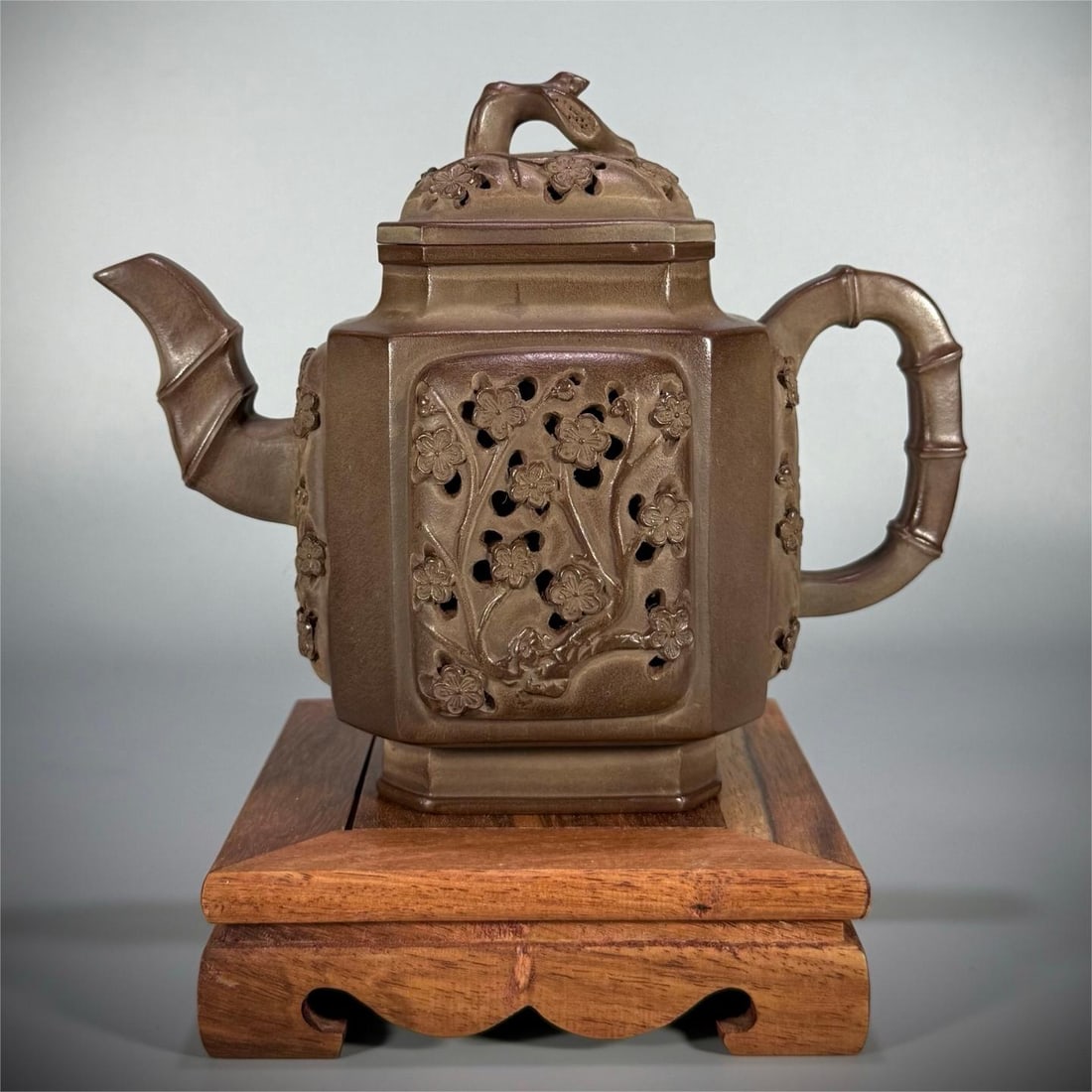 A beautiful square drawing strip hollow palace lamp pot (1 of 9)