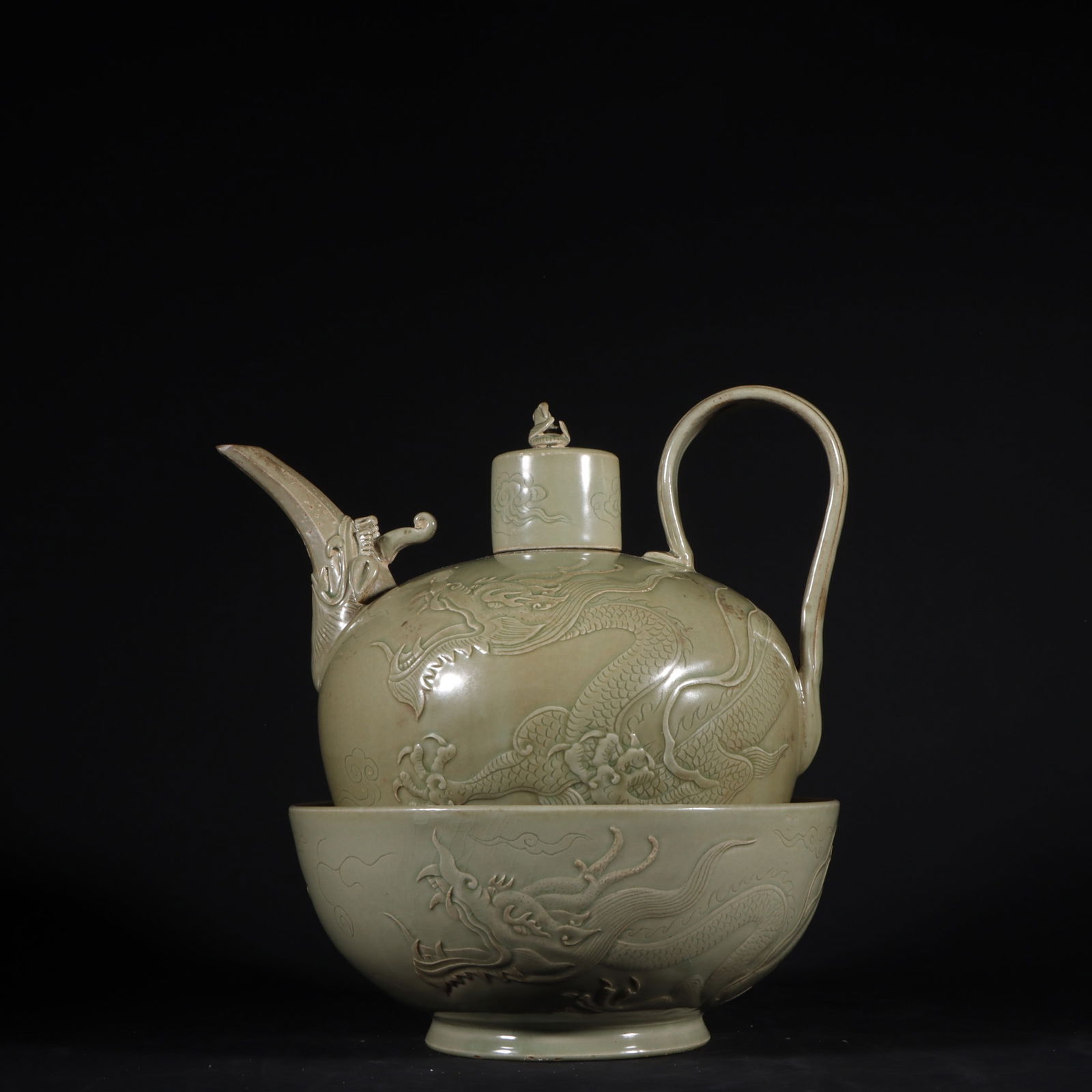 A secret-colored glazed celadon carved dragon pattern pot from the Yue kiln in the Tang Dynasty: The secret color glaze celadon carved dragon pattern pot of the Yue kiln in the Tang Dynasty H:22cm W:22cm (The Dimensions Of All Batches Are Manually Measured.If You Need More Detailed Information, P