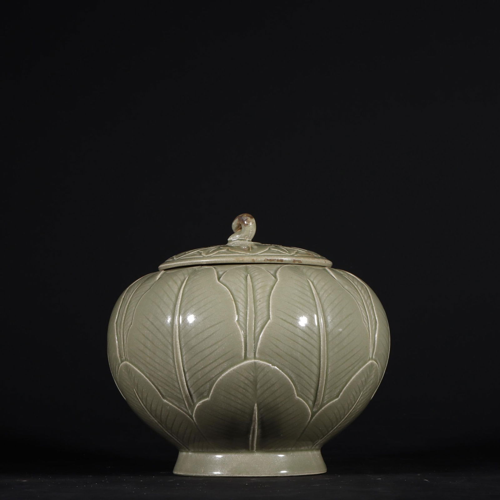 A secret-colored celadon high-relief lid jar of the Yue kiln in the Tang Dynasty: The secret color celadon high-relief pattern lid jar of the Yue kiln in the Tang Dynasty H:11.5cm W:12cm (The Dimensions Of All Batches Are Manually Measured.If You Need More Detailed Information, Ple