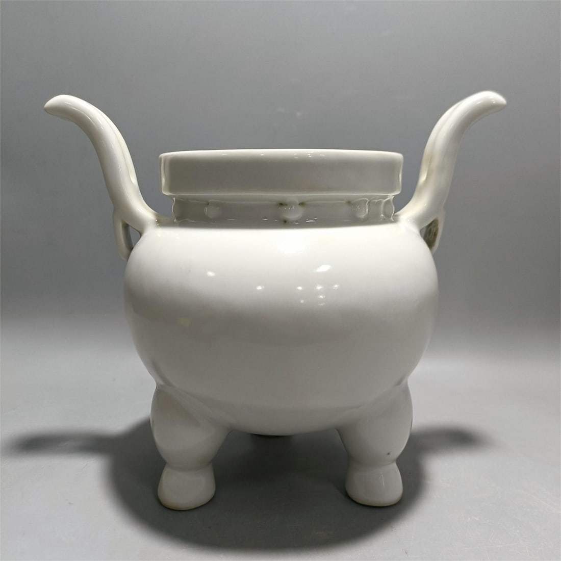A sweet white glazed three-legged amphora made in the Yongxuan period of the Ming Dynasty: The sweet white glaze three-legged amphora made in the Yongxuan year of the Ming Dynasty H:14.5cm D:19cm (The Dimensions Of All Batches Are Manually Measured.If You Need More Detailed Information, Ple