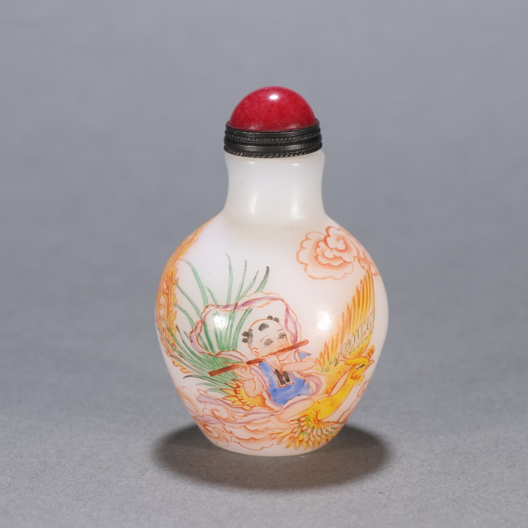 A snuff bottle of the Qing Dynasty's material character story (1 of 9)