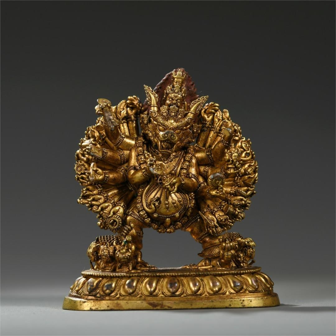 A bronze gilt Vajra Buddha statue of the Qing Dynasty (1 of 9)