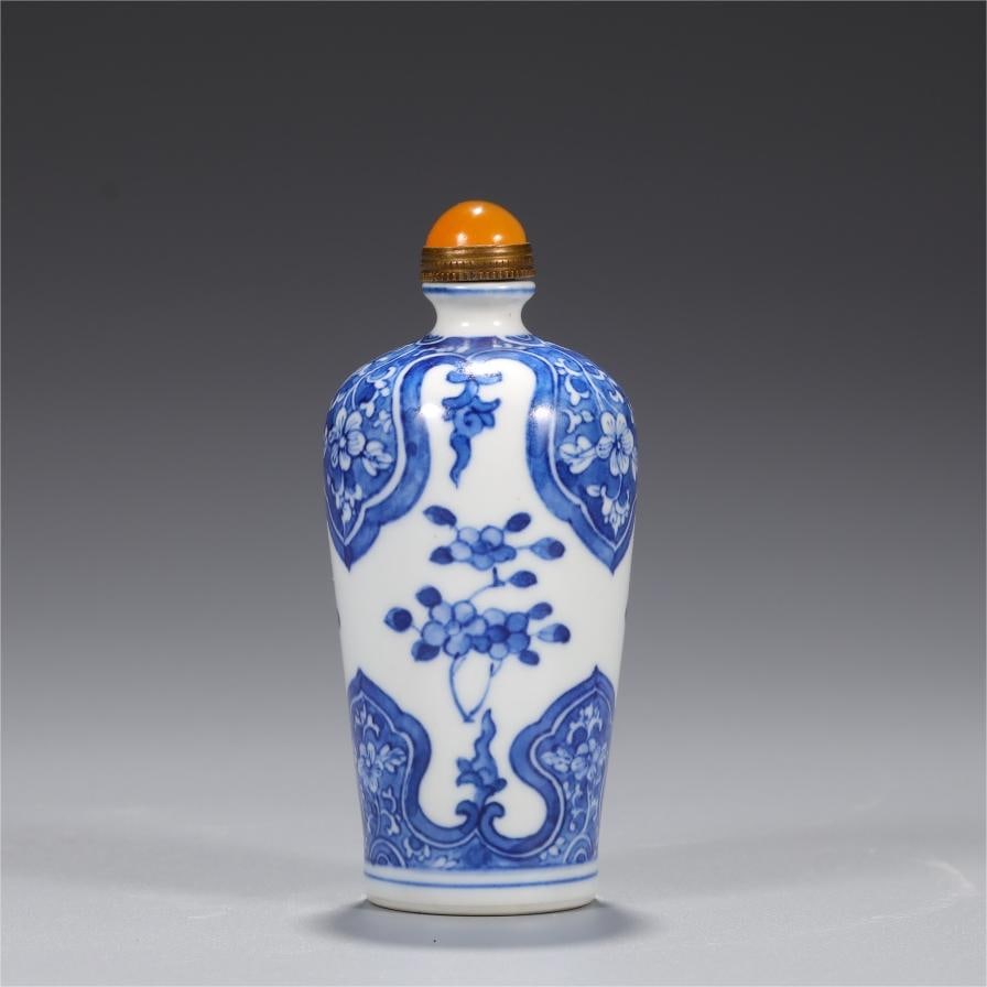 A blue and white snuff bottle made in the Kangxi period of the Qing Dynasty (1 of 7)