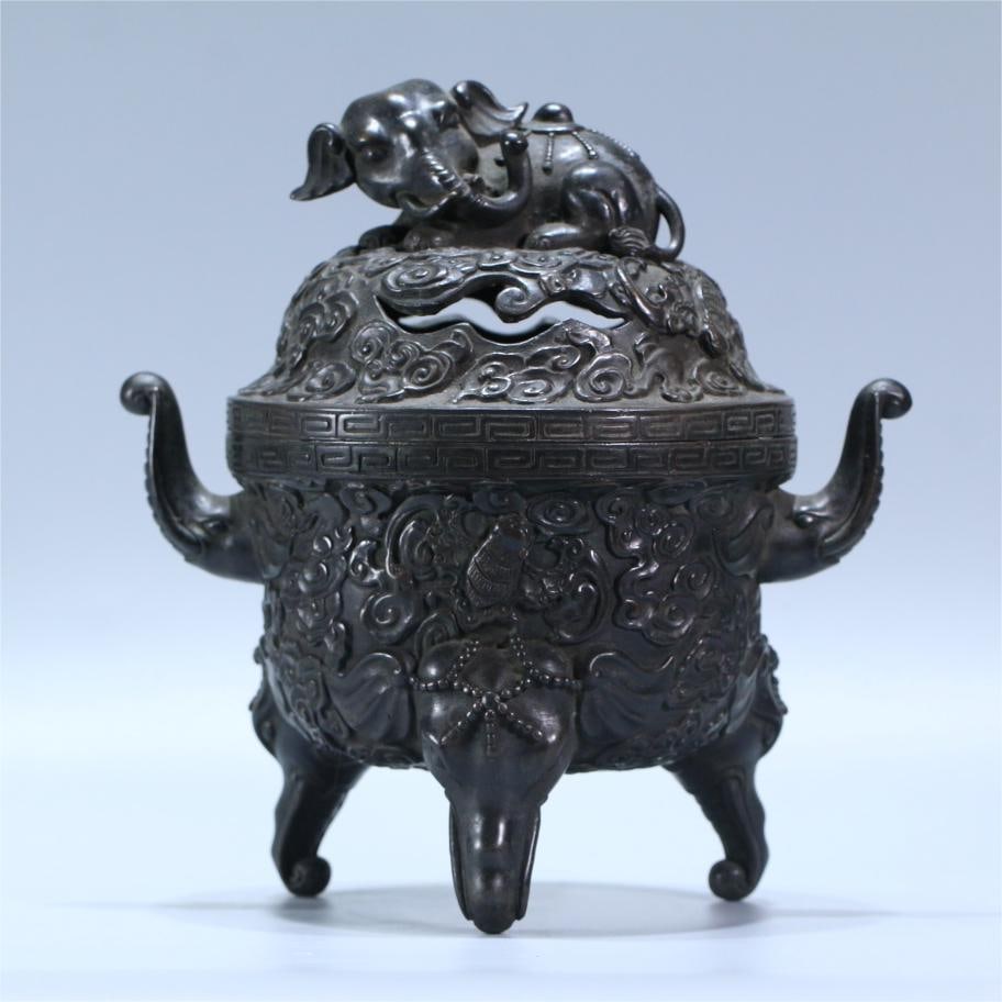A large copper amphora made in the Xuande year of the Ming Dynasty in the Qing Dynasty: Qing Dynasty Ming Xuande year copper amphora large incense burner SIZE: H: 30cm Ear spacing 24cm Abdominal D: 16cm W: 6807g (The Dimensions Of All Batches Are Manually Measured.If You Need More Detail
