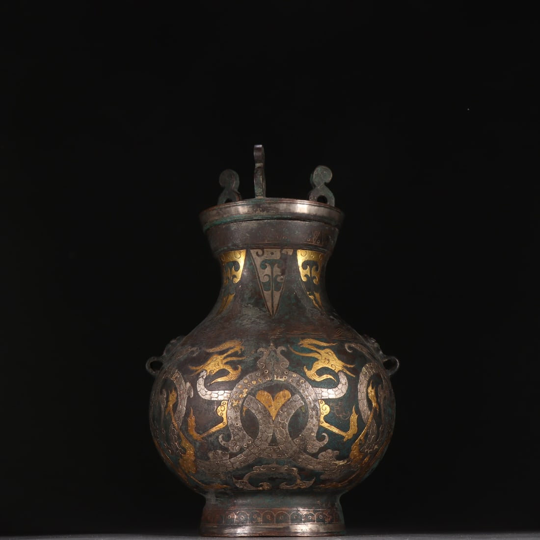 A bronze can with a gold and silver dragon beast pattern in the War Han Dynasty: The bronze can with gold and silver dragon and beast patterns in the war Han Dynasty SIZE: H:19cm W:11.7cm W:990.2g (The Dimensions Of All Batches Are Manually Measured.If You Need More Detailed Infor