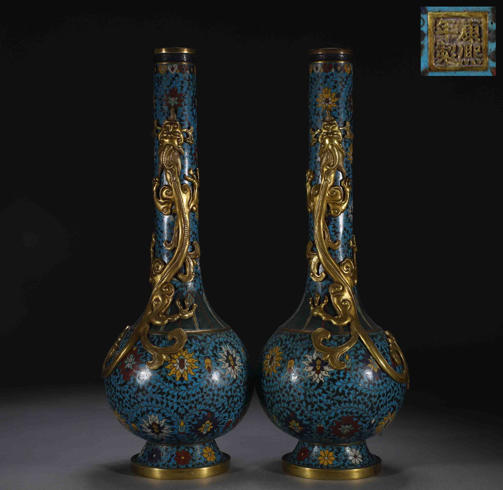 A pair of Qing Dynasty copper-tired cloisonné cloisonné enamel dragon pattern long-necked vase (1 of 9)