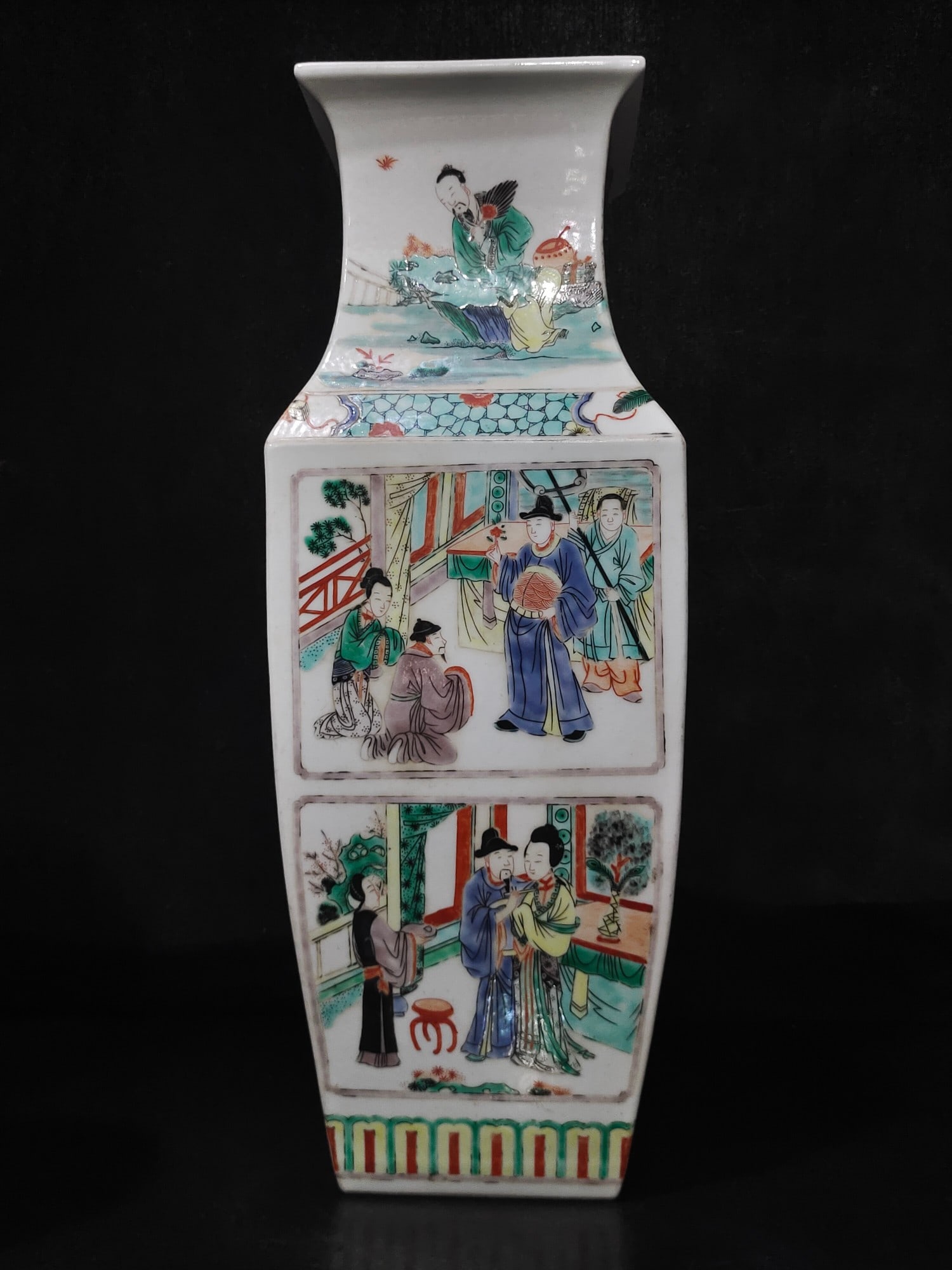 A square bottle of colorful window figures made in the Kangxi Dynasty of the Qing Dynasty: Qing Dynasty Kangxi year five-colored window figure square bottle SIZE: H: 45cm Belly 16cm mouthD: 14cm (The Dimensions Of All Batches Are Manually Measured.If You Need More Detailed Information, Plea