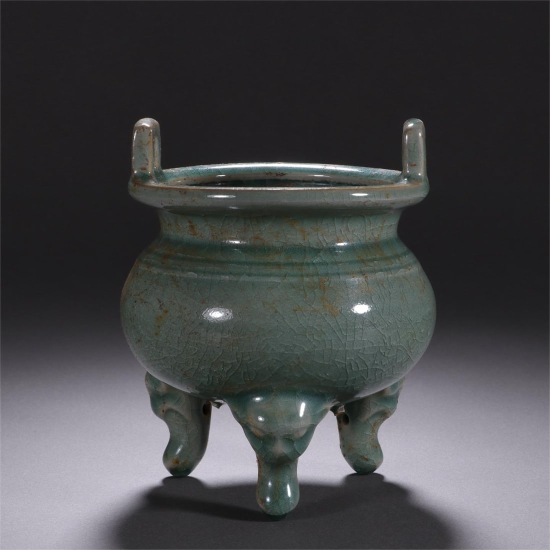 A celadon amphora three-legged stove: The celadon porcelain furnace is an amphora, animal-shaped three-legged celadon opening, simple and elegant, and is an incense burning utensil SIZE: H:13.8cm mouthD:10.5cm (The Dimensions Of All Batch