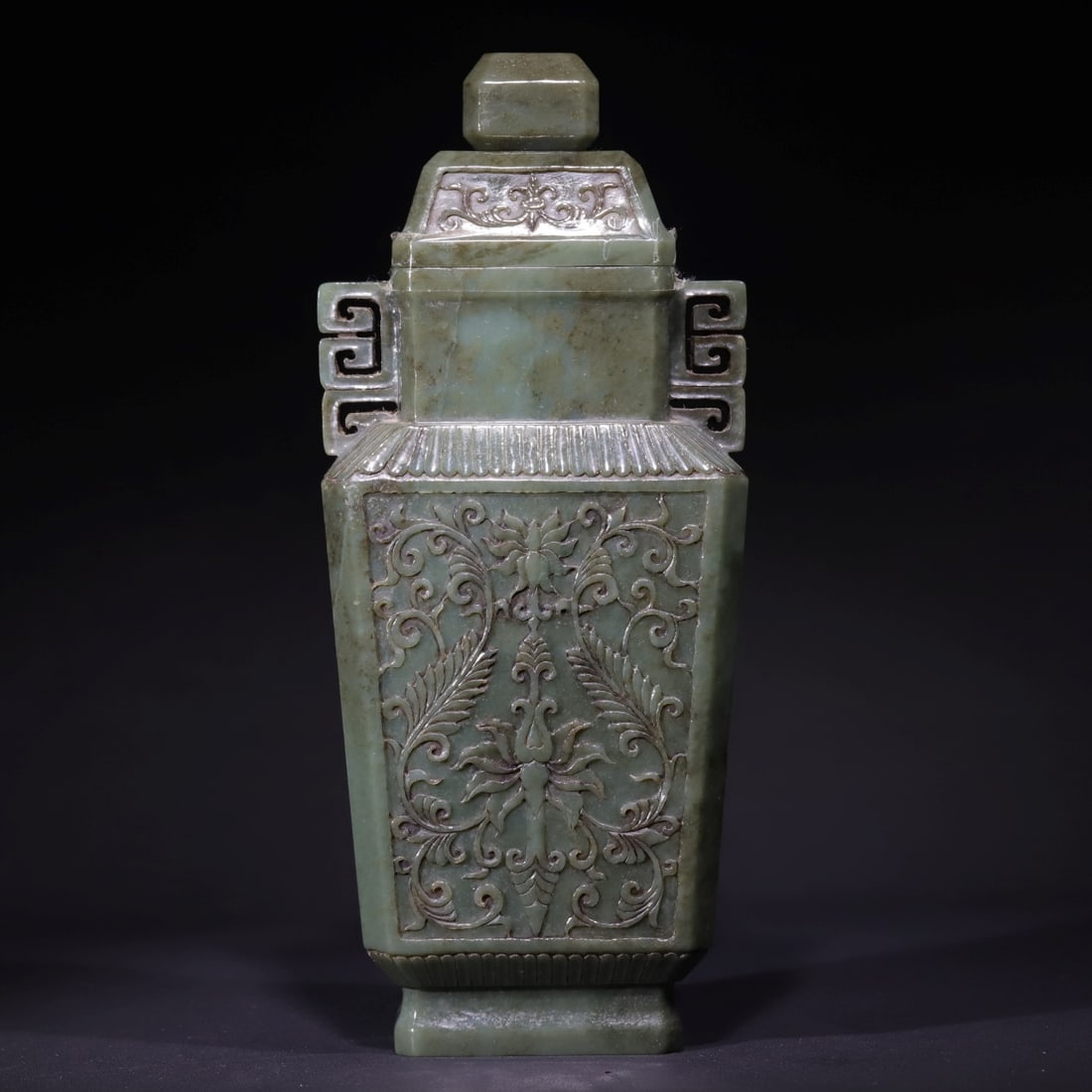 A jasper carved entwined lotus pattern square bottle from the Qing Dynasty: This bottle is made of Hetian jasper, the whole material is finely carved, the color is verdant, the whole body is transparent and flawless, and the bottle body is made into an octagonal column secret
