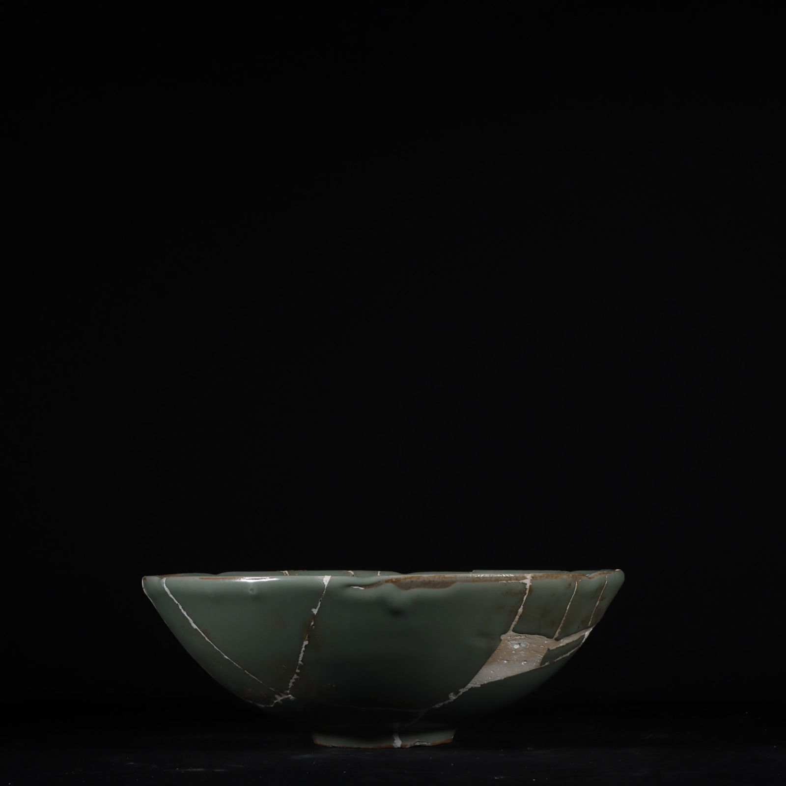 A Song Dynasty official kiln powder celadon glazed sunflower mouth bowl: Song Dynasty official kiln powder blue glaze sunflower mouth bowl SIZE: H:6.5cm W:19cm (The Dimensions Of All Batches Are Manually Measured.If You Need More Detailed Information, Please Contact Our Cu