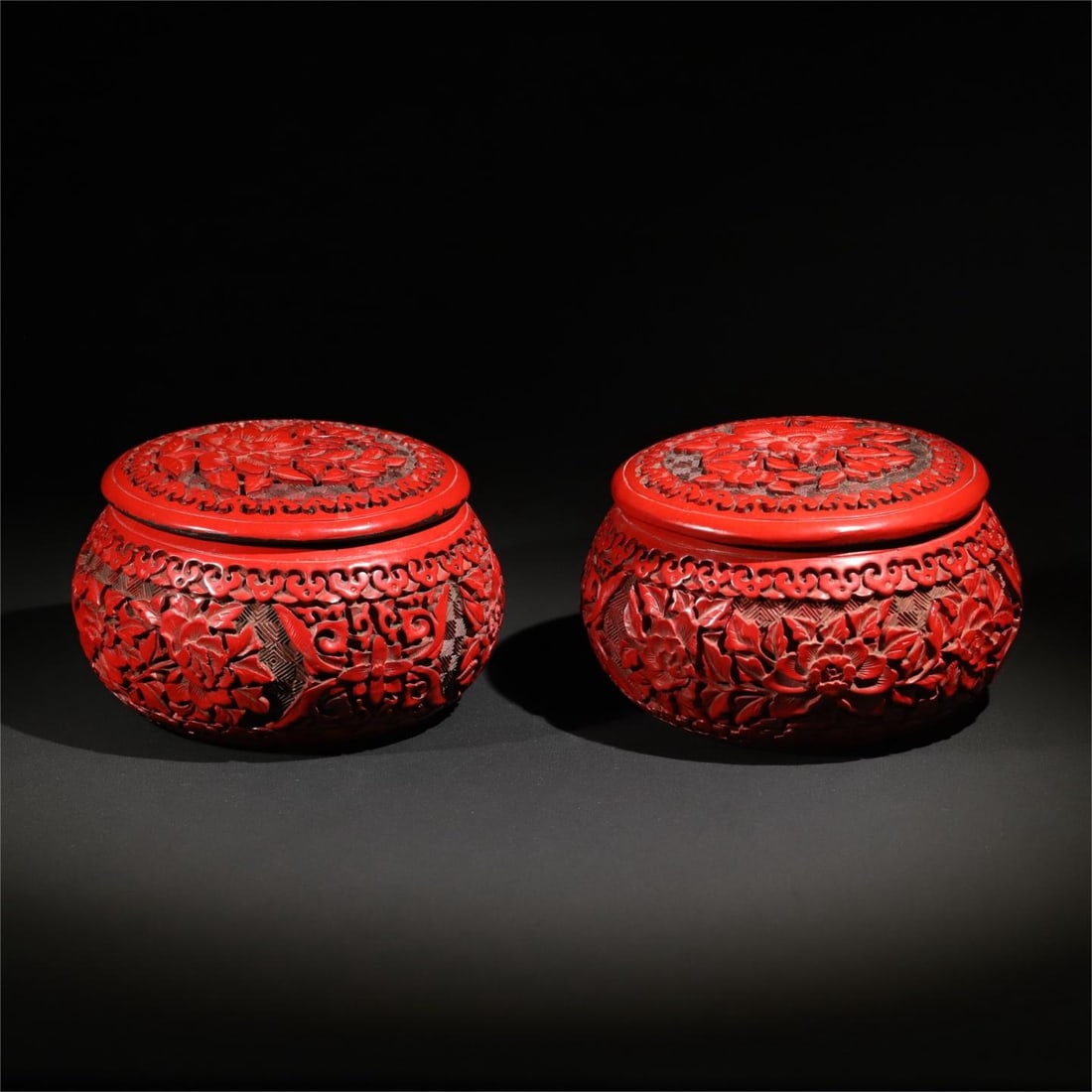 A pair of Qing Dynasty red Go sets: The red carved chess jar with white jade and jasper chess pieces is the bottom of the Shen De Tang production materials, which is a chess game of heaven and earth SIZE: Total outer diameter approx. 14