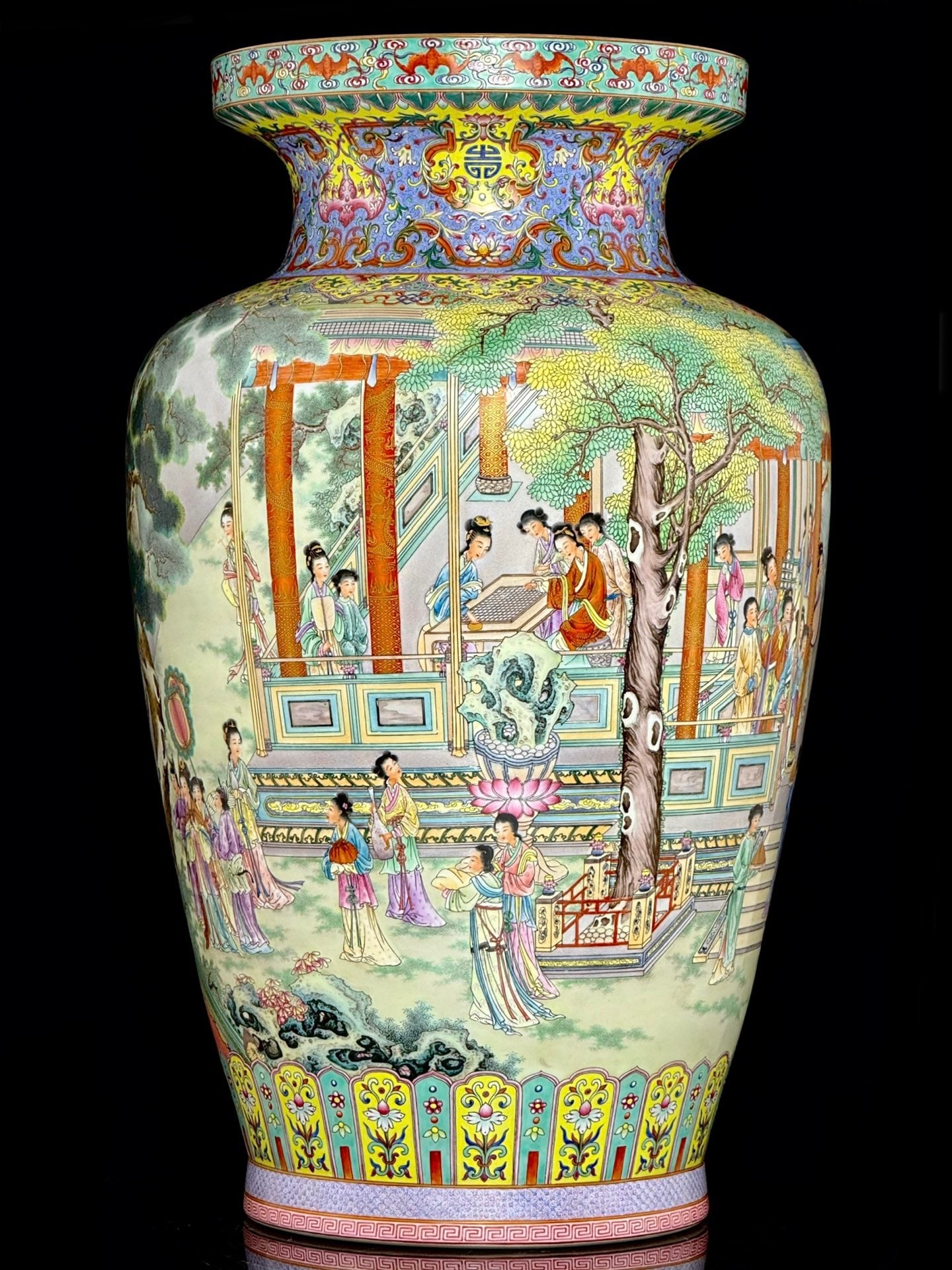 A Qing Dynasty Qianlong year Fushou Ruyi intertwined lotus pattern border Han Palace Chunxiao figure (1 of 9)