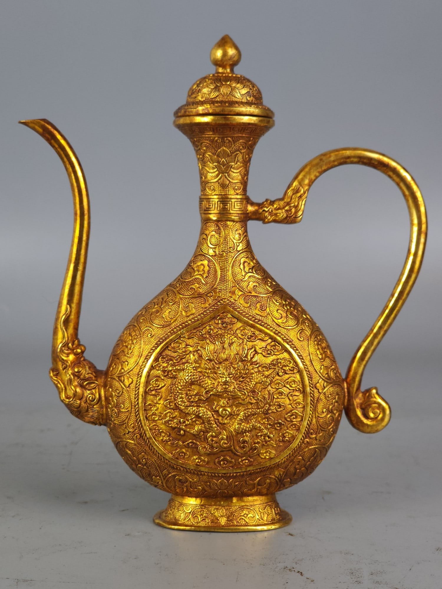 A copper gilt wine pot from the Qing Dynasty: Qing Dynasty copper gilt wine pot SIZE: H:16cm W:366g (The Dimensions Of All Batches Are Manually Measured.If You Need More Detailed Information, Please Contact Our Customer Service Before Bidding.)