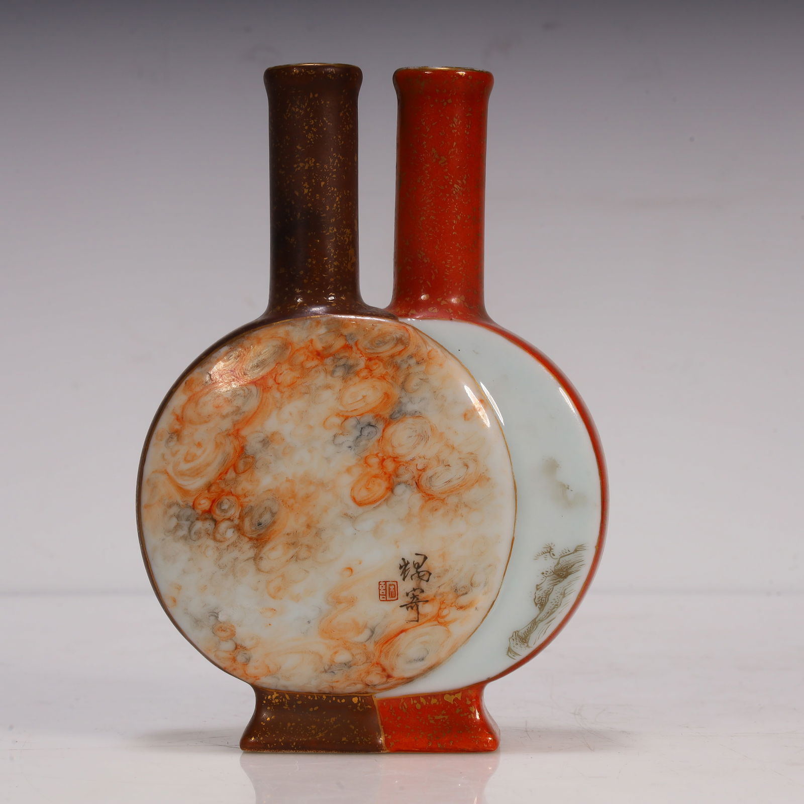 A Qianlong pastel gold-painted window-opening twin flat bottle: Qianlong pastel gold-painted window twin flat bottles SIZE: L:10cm W:3cm H:15cm W:322g (The Dimensions Of All Batches Are Manually Measured.If You Need More Detailed Information, Please Contact Our Cu