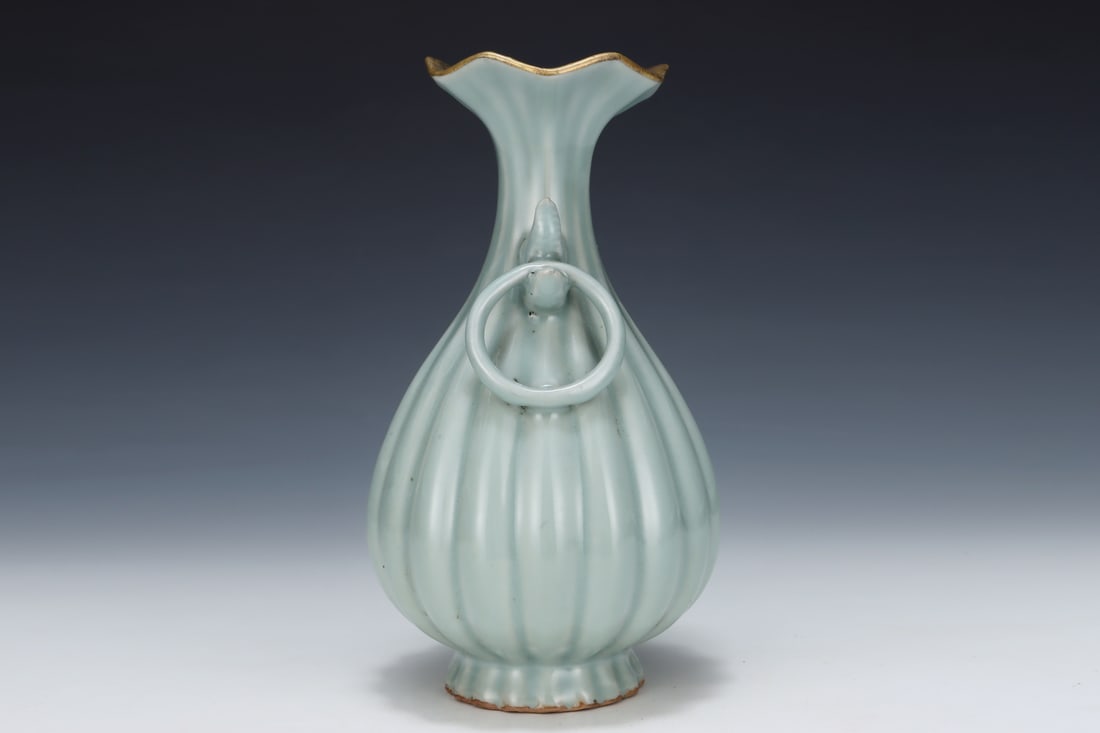 A Song Longquan kiln powder celadon glazed melon edge amphora: Song Longquan kiln powder celadon glazed melon edge amphora SIZE: H:26.8cm AbdominalD:15cm (The Dimensions Of All Batches Are Manually Measured.If You Need More Detailed Information, Please Contact Ou
