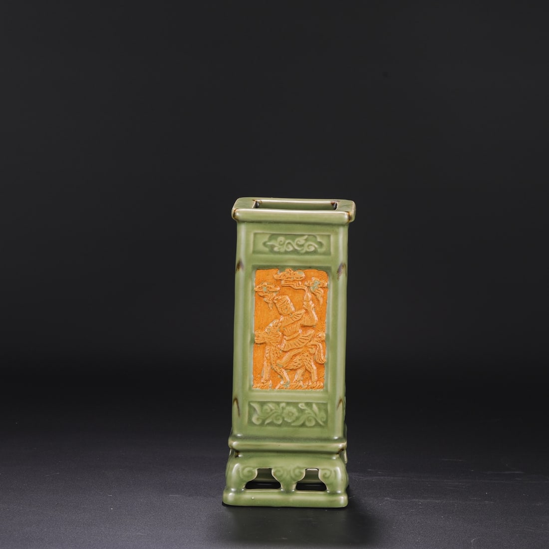 A Yuan Dynasty Longquan kiln celadon dot color open window exposed tire large flower vase: Yuan Dynasty Longquan kiln celadon dot color open window exposed tire large flower vase SIZE: H:29.5cm mouthD:7.5cm D:11cm (The Dimensions Of All Batches Are Manually Measured.If You Need More Detaile