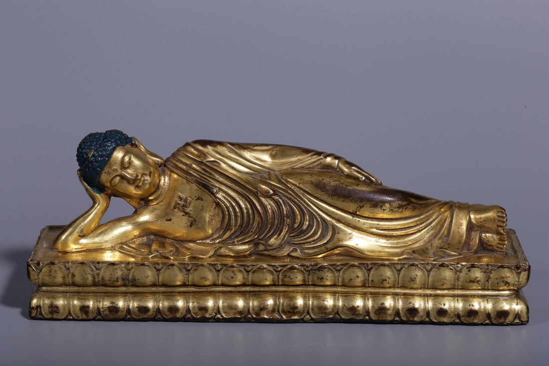 A bronze gilt statue of the sleeping Buddha in the Qing Dynasty (1 of 7)