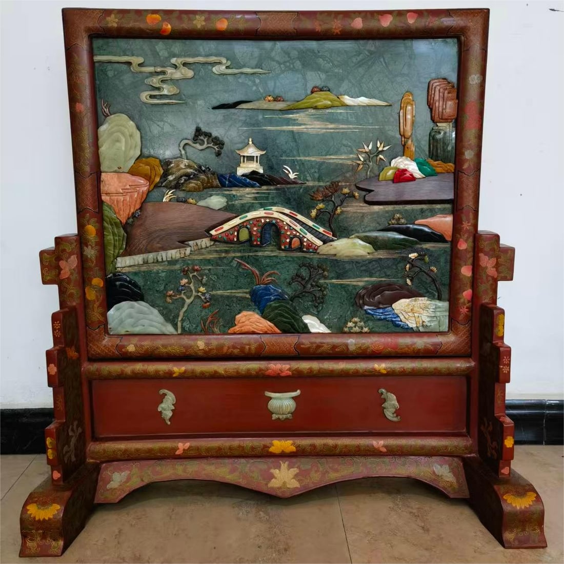 A jasper treasure embedded screen from the Qing Dynasty: Qing Dynasty jasper treasure embedded screen SIZE: H:83cm W:79cm (The Dimensions Of All Batches Are Manually Measured.If You Need More Detailed Information, Please Contact Our Customer Service Before