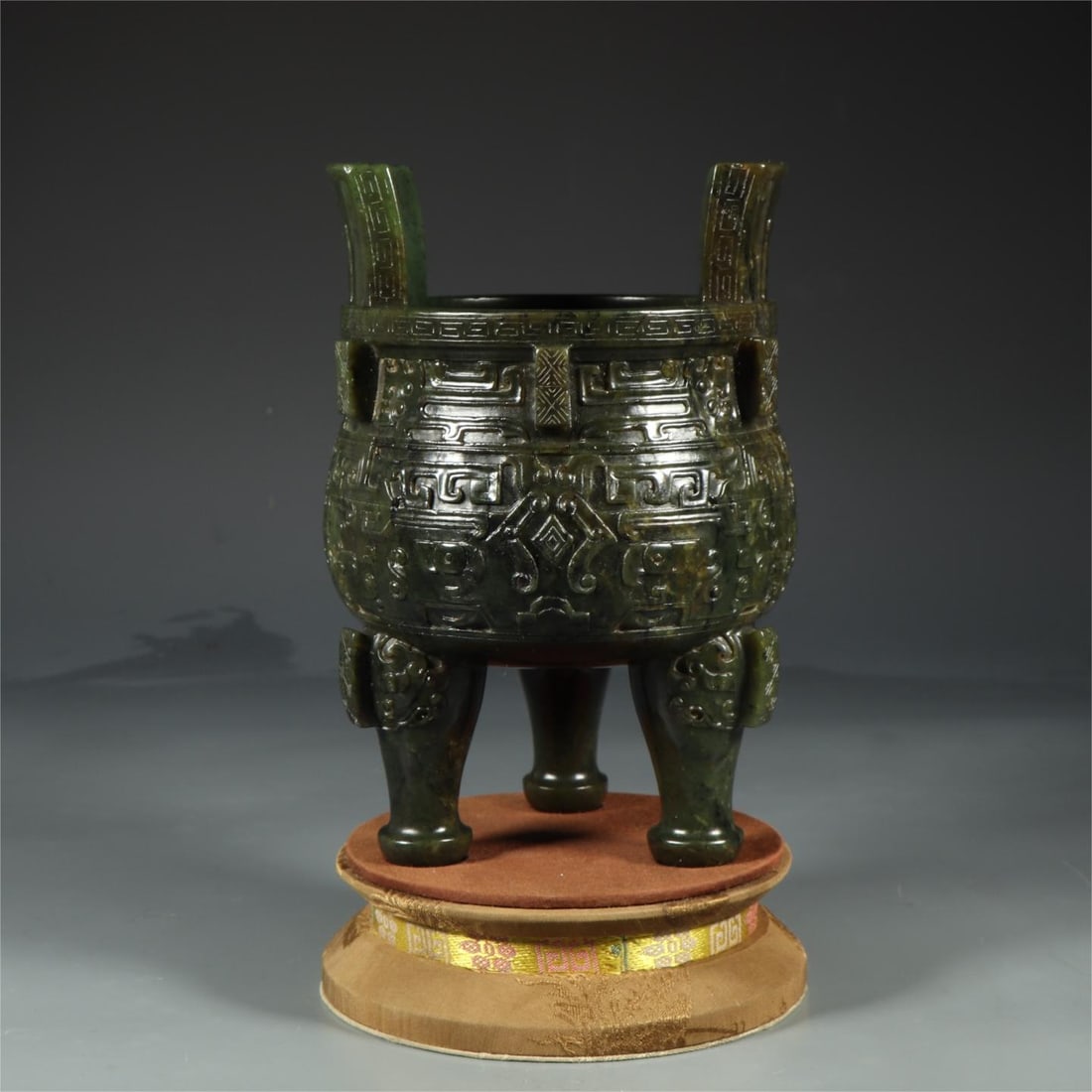 A jasper antique tripod: The jasper color is deep and rich, imitating the shape of an ancient bronze tripod, carved with back patterns, animal face patterns, ears and three legs, and fine carving techniques are regular SIZE: